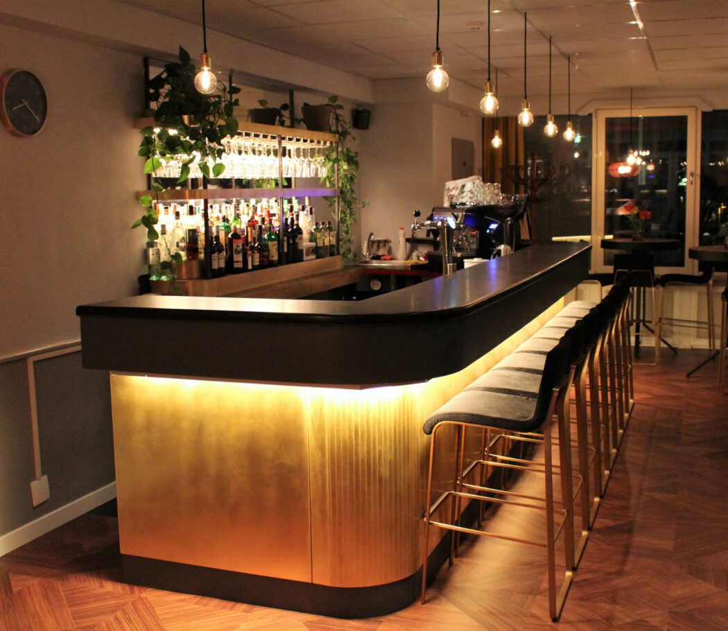 De LED-lijn van DYDELL onder de bar van Boutique Hotel Keur in Zandvoort.