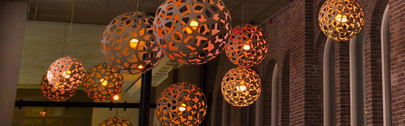 De LED-lichtbol van DYDELL verwerkt in het plafond van artiestenfoyer Philharmonie in Haarlem