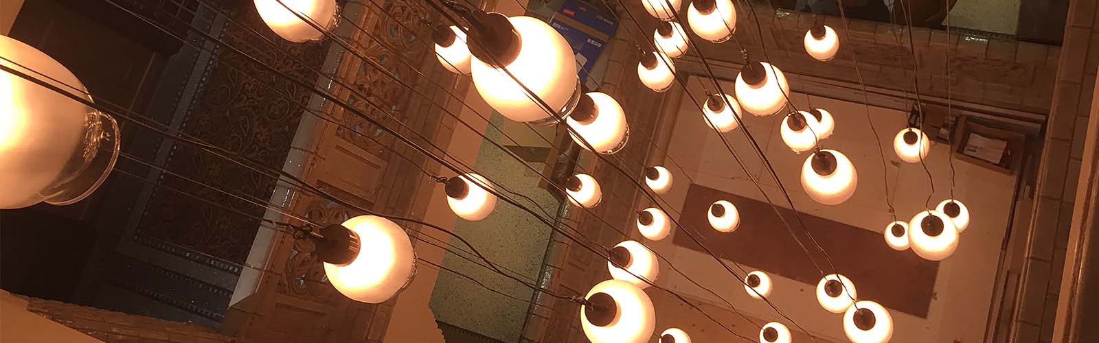 Luxe_verlichting De luxe verlichting van DYDELL verwerkt in het plafond van de entree van Hotel TwentySeven in Amsterdam