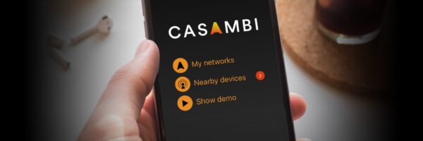 Telefoon met de app Casambi om de eettafel verlichting van DYDELL aan te sturen