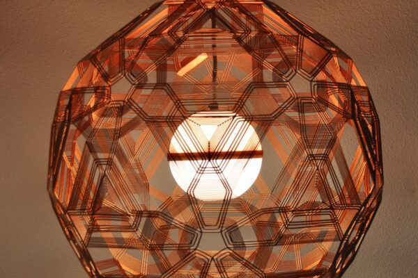 exclusieve_verlichting De LED lichtbol van DYDELL in oranje met bruine armatuur.